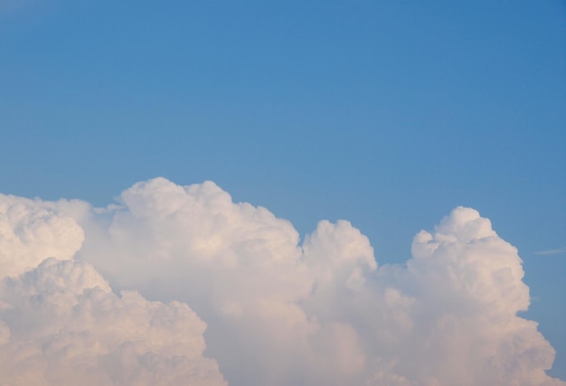 Blauwe lucht met wolken