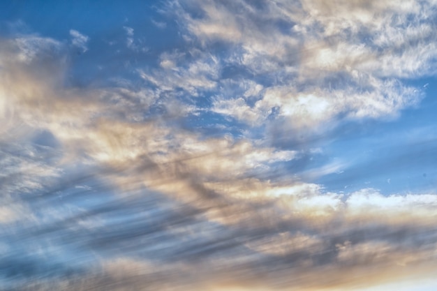 Blauwe lucht met wolken