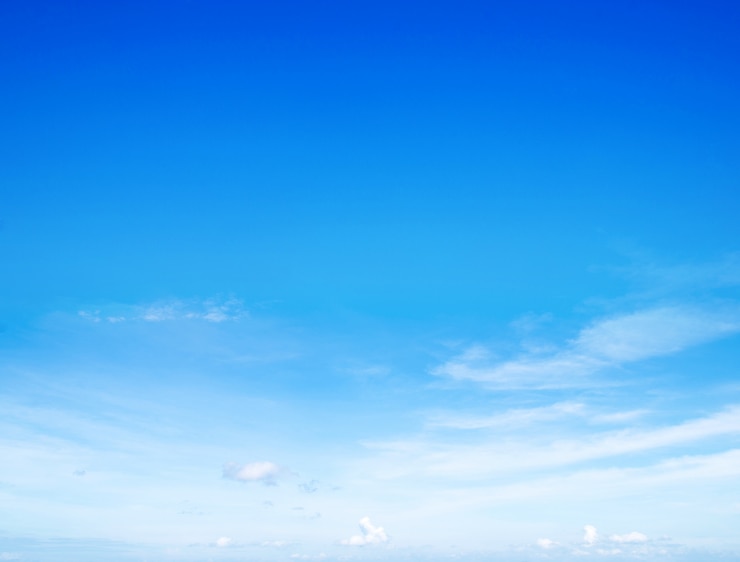 Blauwe lucht met wolken.