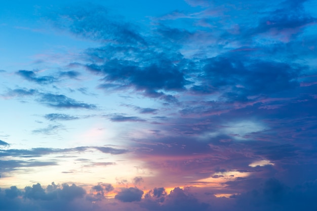 Blauwe lucht met wolken.