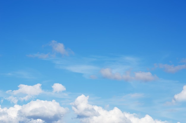 Blauwe lucht met zachte wolken