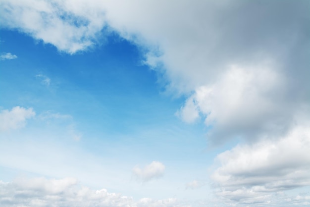 Blauwe lucht met zachte wolken