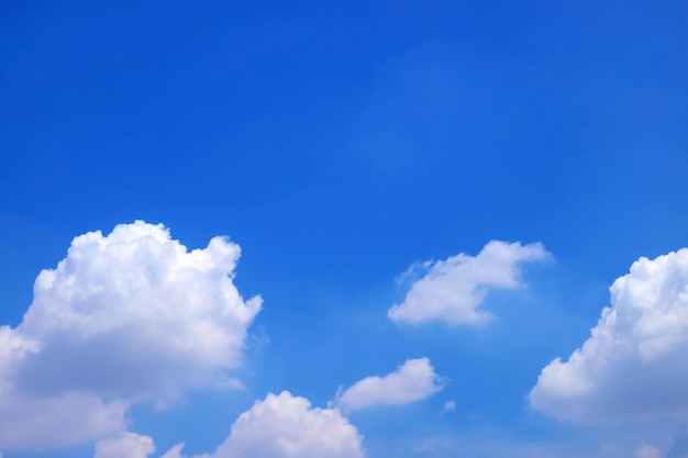 Blauwe lucht met zwevende zuivere witte cumuluswolken