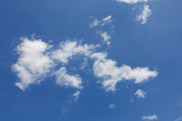 Blauwe lucht op een zonnige zomerdag met witte wolken erop zichtbaar