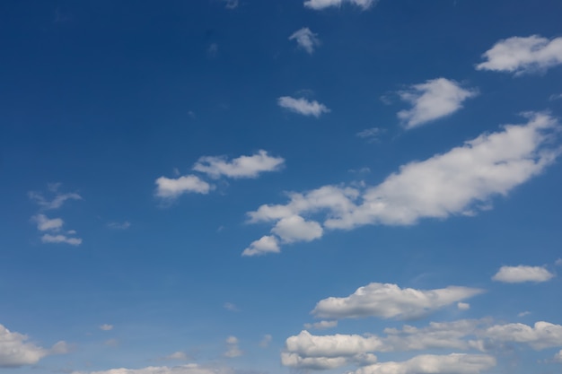 Blauwe lucht op een zonnige zomerdag met witte wolken erop zichtbaar