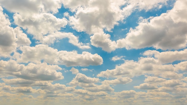 Blauwe lucht pluizige gladde wolken vliegen wolkenlandschap schoonheid in de natuur concept