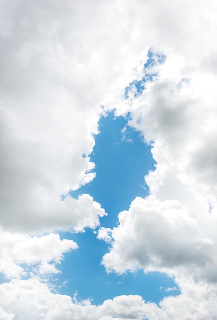 Foto blauwe lucht tussen wolken natuurlijke achtergrond