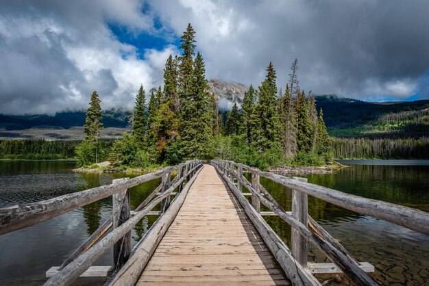 Blauwe lucht verschijnt door lage wolken boven de Pyramid Lake Island-brug in Jasper National Park, A