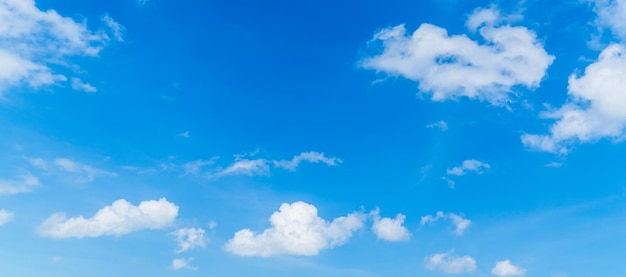 Blauwe lucht witte wolken bij daglicht