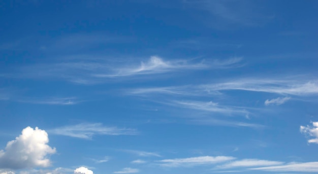 Blauwe lucht witte wolken natuur