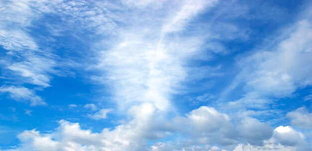 Foto blauwe lucht witte wolken