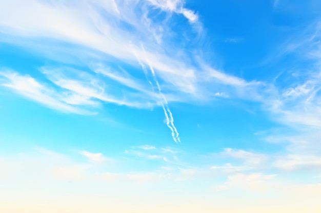 blauwe lucht wolken achtergrond abstract skyline landschap natuur paradijs lucht