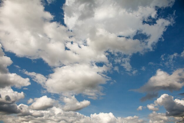 Blauwe luchtachtergrond met bewolkt.