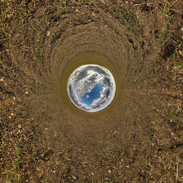 Blauwe luchtbal in het midden van een wervelend veld Inversie van kleine planeettransformatie van bolvormig panorama 360 graden Kromming van de ruimte