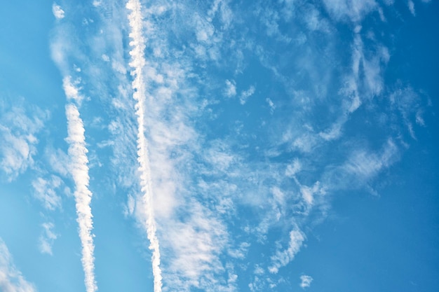 Blauwe luchten en witte wolken