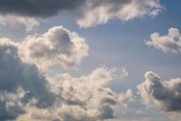 Blauwe luchtpanorama kan worden gebruikt voor hemelvervanging blauwe luchtachtergrond met wit gestreepte wolken in de hemel en oneindigheid