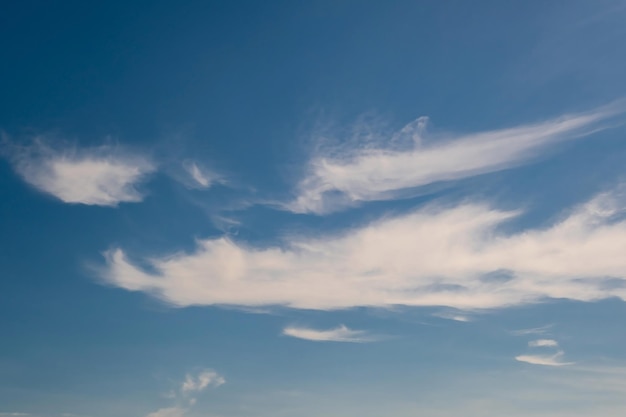 Blauwe luchtpanorama kan worden gebruikt voor hemelvervanging blauwe luchtachtergrond met wit gestreepte wolken in de hemel en oneindigheid