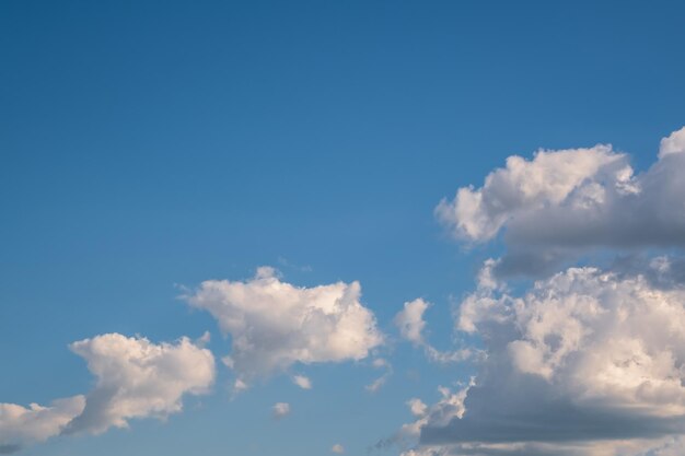 Blauwe luchtpanorama kan worden gebruikt voor hemelvervanging blauwe luchtachtergrond met wit gestreepte wolken in de hemel en oneindigheid