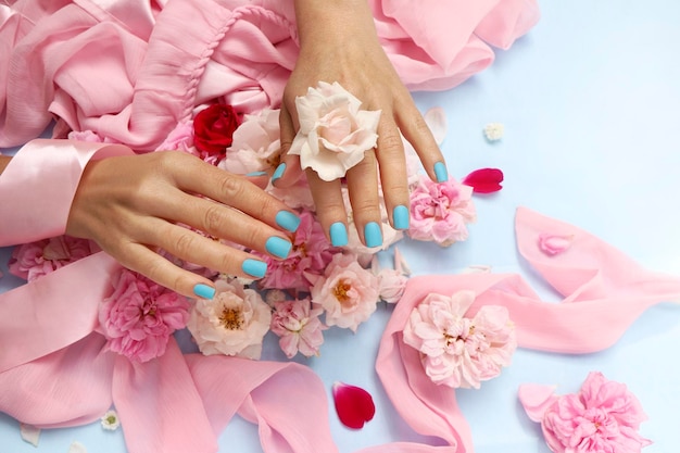 Blauwe manicure op korte nagels met roze rozen.