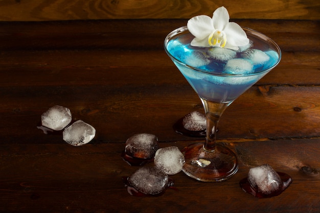 Blauwe Margarita-cocktail en witte orchidee