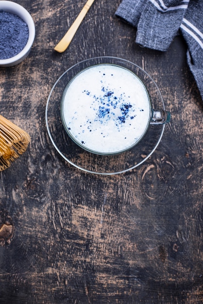 Blauwe matcha latte met melk