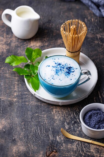 Blauwe matcha latte met melk