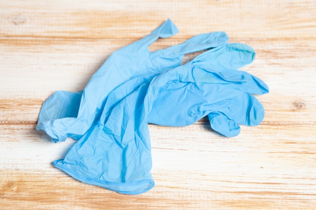 Blauwe medische handschoenen op houten tafel