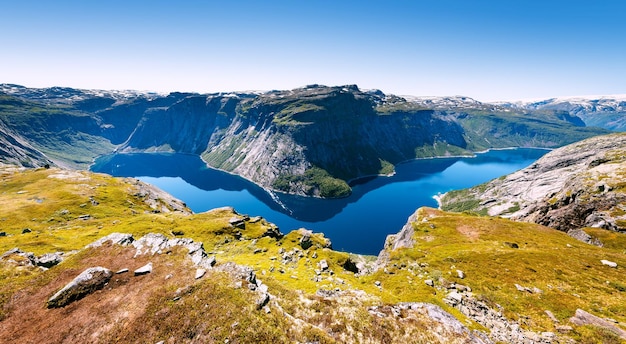 Blauwe meer in Noorwegen in de buurt van Trolltunga