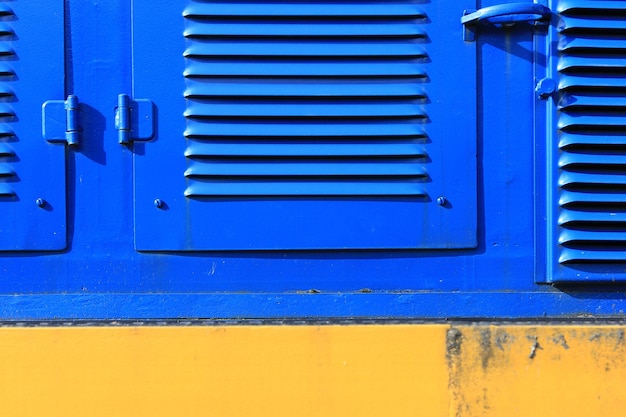Blauwe metalen deur van een trein
