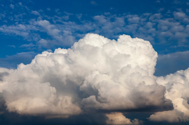 Blauwe mooie hemel met wolken overdag de wolken aan de hemel worden verlicht door zonlicht helder en mooi weer met een blauw hemellandschap