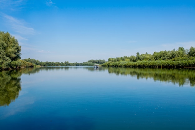 Blauwe mooie hemel tegen de achtergrond van de rivier.