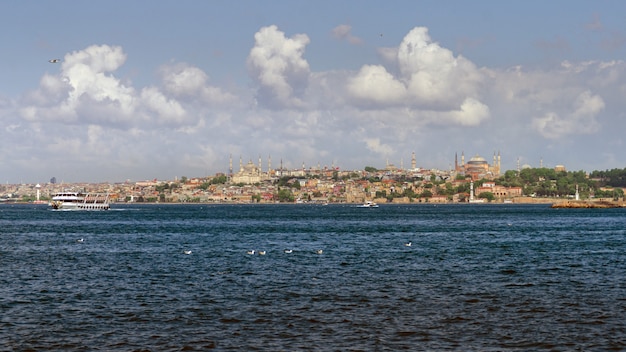 Blauwe moskee en Hagia Sphia-moskeeën in Istanbul, uitzicht vanaf de Bosporus