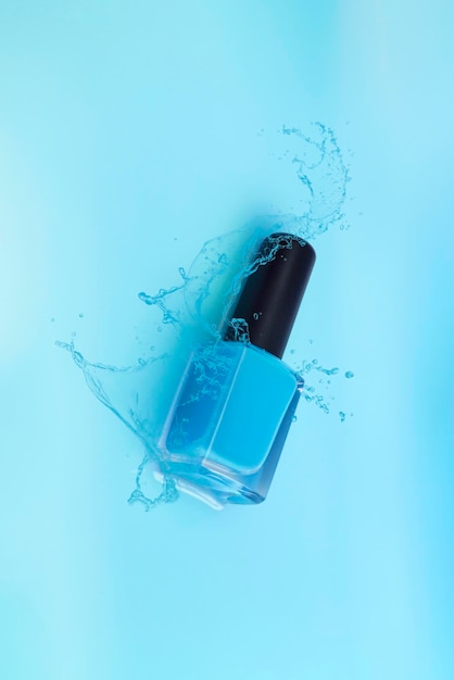Blauwe nagellak spatten op een achtergrond van dezelfde kleur esthetiek concept
