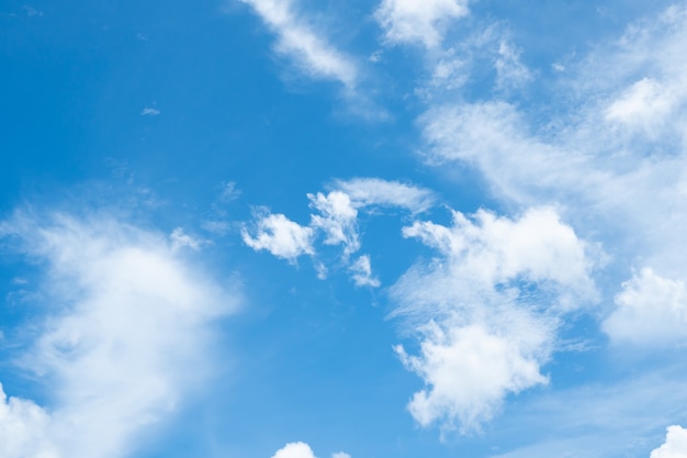 Blauwe natuur hemelachtergrond en wolken