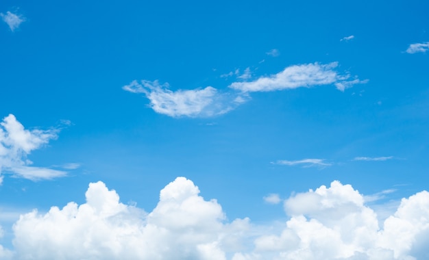 Blauwe natuur hemelachtergrond en wolken