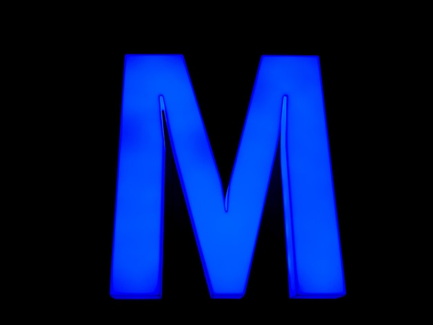 Foto blauwe neonletter m