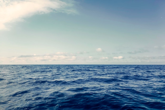 Blauwe oceaan, wateroppervlak en blauwe lucht