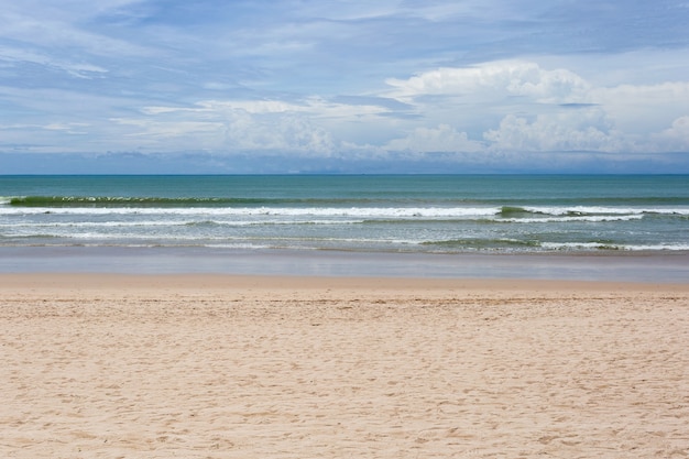 Blauwe oceaan zeewater landschap zeegezicht op Patong Beach