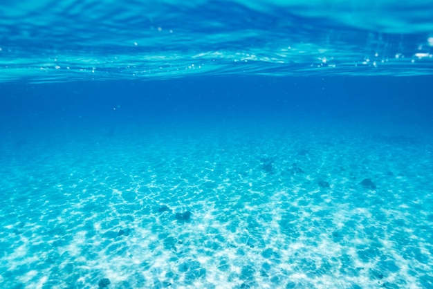 Blauwe oceaan zeewater onderwater achtergrond