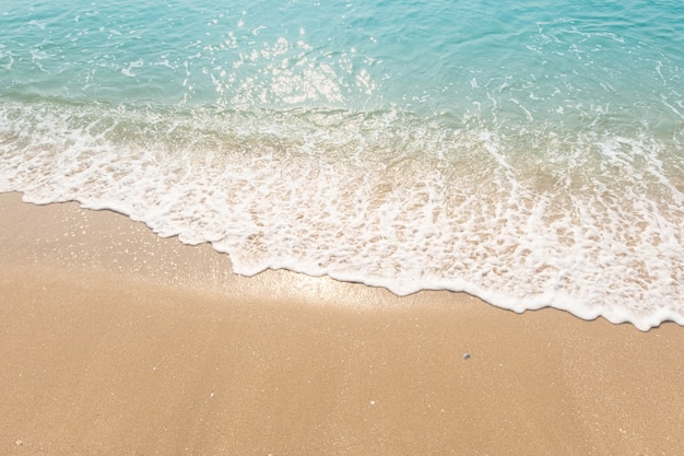 Blauwe oceaangolven Sunlight Reflection Sand Beach achtergrond