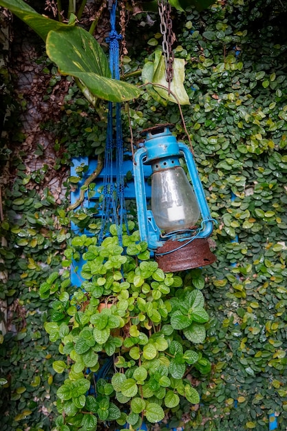 blauwe oude lamp in de tuin