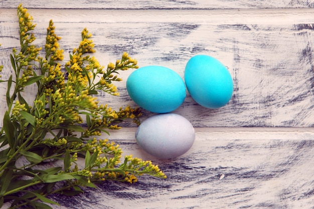 Blauwe paaseieren op wit geschilderde houten tafel achtergrond. ontwerpsjabloon, kopieer ruimte. kleurrijke paaseieren. Paasvakantieconcept, eierenpatroon, kleurrijk op een rij, witte achtergrond.