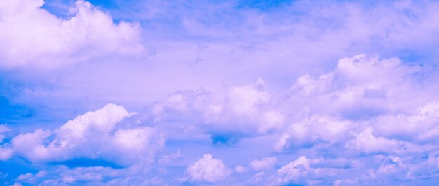 Blauwe pastelkleurhemel en wolken abstracte achtergrond