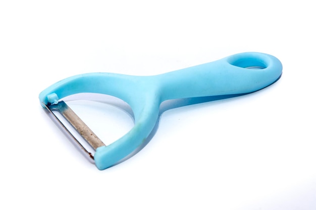 blauwe peeler op een witte achtergrond