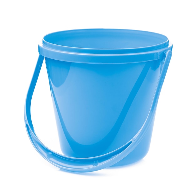 Blauwe plastic emmer voor water dat op witte achtergrond wordt geïsoleerd