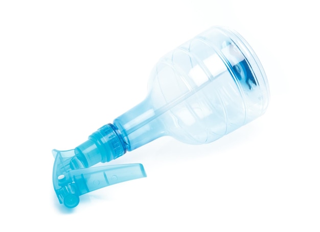 Blauwe plastic fles kan spuitpistool. Voorwerp geïsoleerd op een witte achtergrond