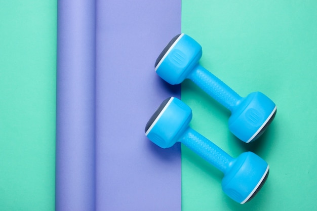 Blauwe plastic halters op verpakt papier
