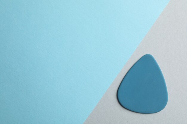 Blauwe plectrum op tweetonige tafel