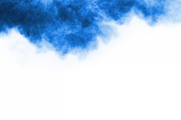 Blauwe poederexplosie op witte achtergrond. Gekleurde wolk. Kleurrijk stof explodeert. Verf Holi.