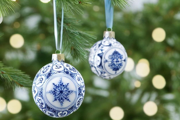 Blauwe porseleinen kerstballen op kerstboom